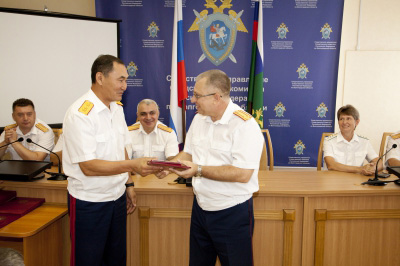 Руководитель СУ СК Волгоградской области Музраев М.К. вручает медаль 