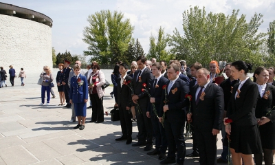 Председатель ветеранского движения О.А.Пивоваренко поздравляет сотрудников с присвоением офицерского звания 