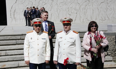 В.А.Сафонов и Д.А.Костин готовятся к возложению цветов в пантеоне Славы 