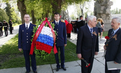 А.В.Шестопалов и С.А.Подшибякин готовятся к возложению цветов в пантеоне Славы 