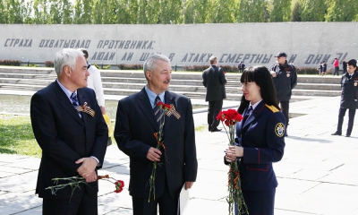 Сотрудник СУ СК РФ приветствует ветеранов следствия А.В.Шестопалова и С.А.Подшибякина 